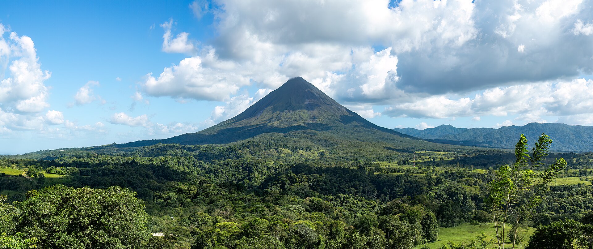 Volcán Arenal al atardecer + aguas termales — photo 1 of 1